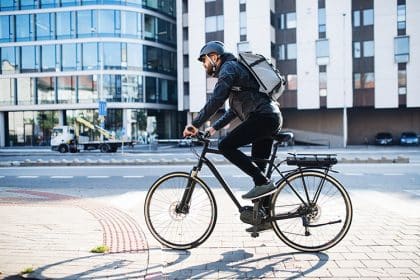 Vue d'un cycliste en zone urbain, utilisateur d'abri vélo extérieur