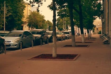 Vue d'une rue avec une série de bornes anti-stationnement
