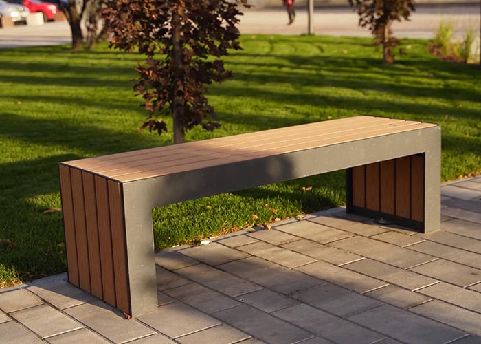 Photo d'un banc de type mobilier extérieur sur mesure dans un parc