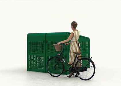 Vue d'une personne rangeant son vélo dans un abri vélo sécurisé