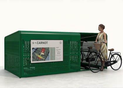 Vue d'une personne rangeant son vélo dans un abri vélo métallique