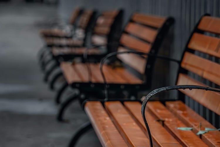 Vue d'un ensemble de mobiliers urbains dans une rue