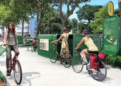 Vue d'un ensemble de mobilier urbain extérieur en situation avec des abris vélos, totems, repose pied et bancs publics