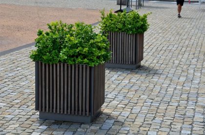 vu sur des jardinières urbaines en bois en centre ville