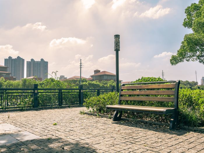 mobilier urbain centre ville avec verdure