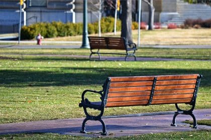 Vue du mobilier urbain de repos dans une collectivité