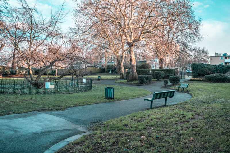 vue sur un mobilier urbain en métal situé dans un parc