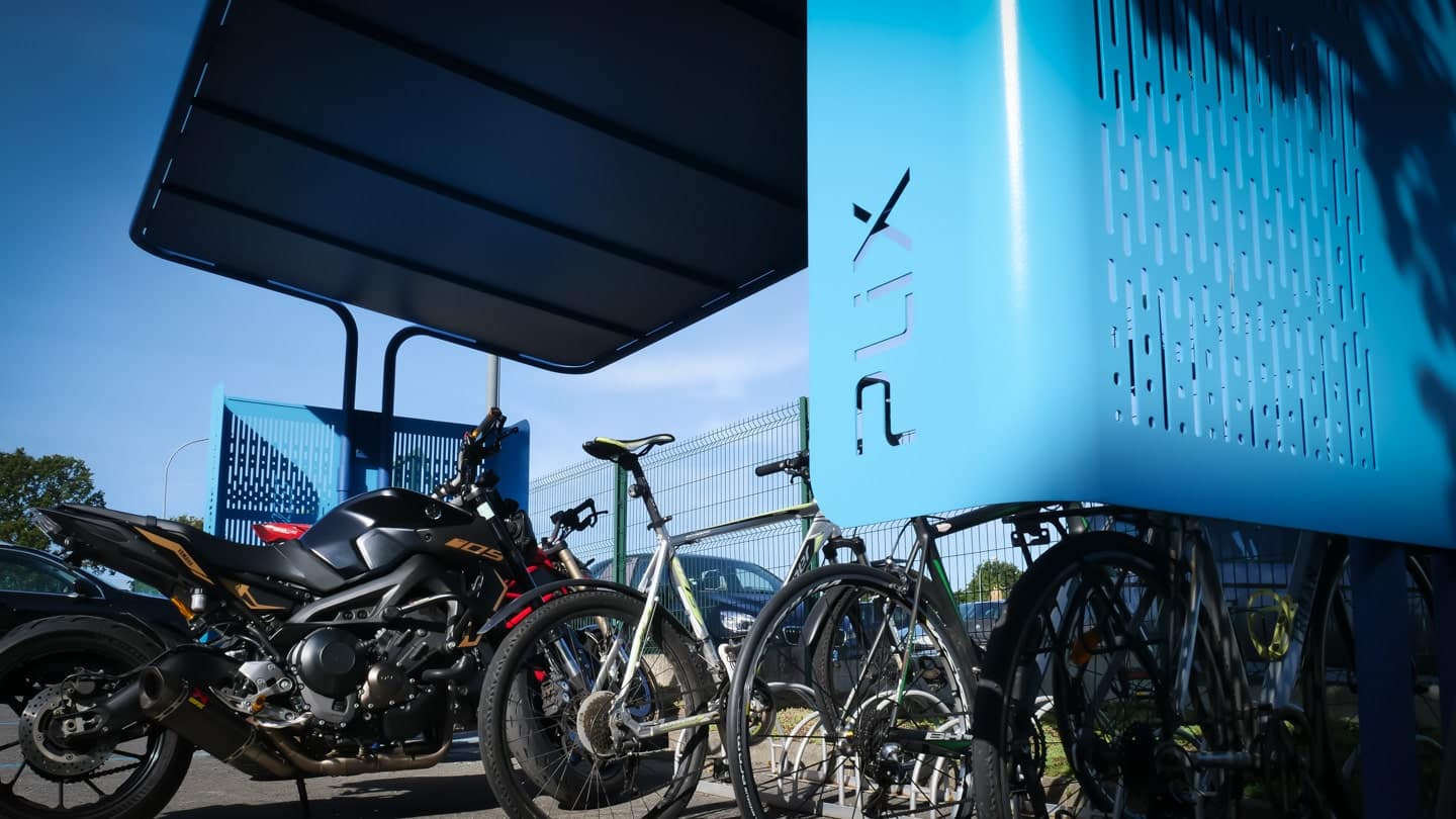 Photo d'un mobilier urbain d'extérieur pour la protection des 2 roues