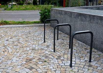 Vue d'un place avec du mobilier urbain pour vélo