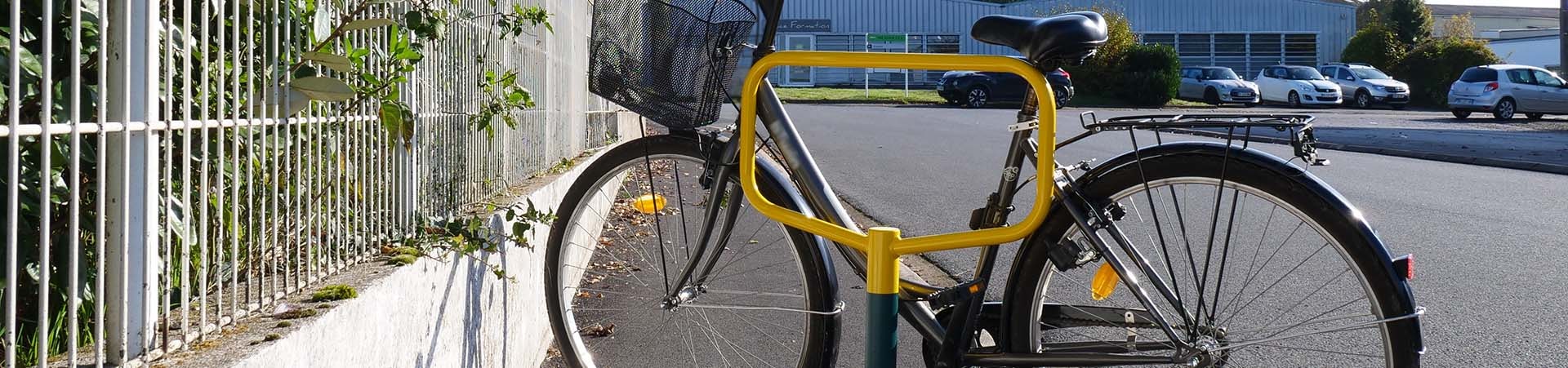 Vue d'un mobilier urbain pour vélo au bord d'une voirie