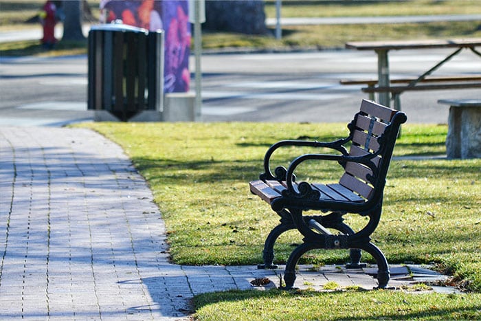 normes mobilier urbain comme un banc où une poubelle