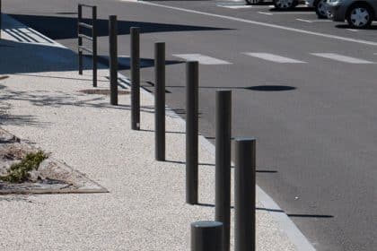 Vue de poteau anti-stationnement sur le bord d'un trottoir
