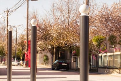 Vue de potelet de sécurité dans une rue d'une ville